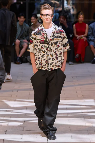 Look 25